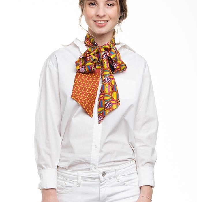 An allegory of the joy we feel when achieving our dreams. A twill silk twilly in elegant brown.