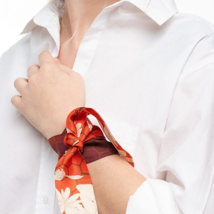 Maroon Melissae silk twilly, highlighting its meticulous craftsmanship and handmade finishing in Spain. A unique accessory from Silk Carlota Bellés.