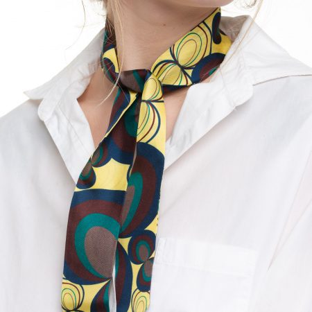 Luxury silk twilly inspired by the infinity symbol, in elegant gray, cream, and black tones. A versatile accessory for bag, neck, or wrist.