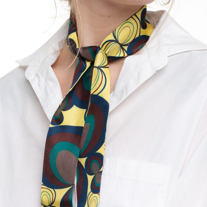 Luxury silk twilly inspired by the infinity symbol, in elegant gray, cream, and black tones. A versatile accessory for bag, neck, or wrist.