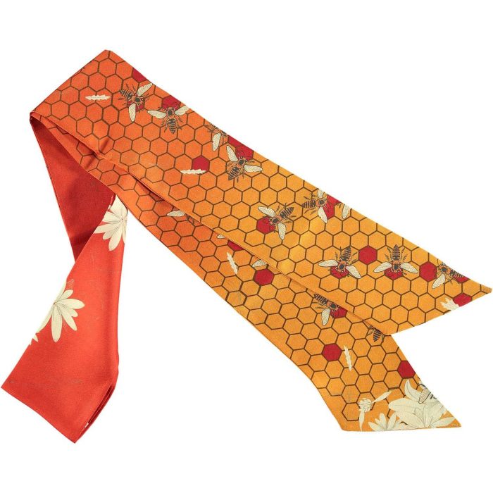 Golden Melissae silk twilly, design inspired by ancient bee symbols of wealth and fire. Luxury accessory for collectors, handmade finishing in Spain.