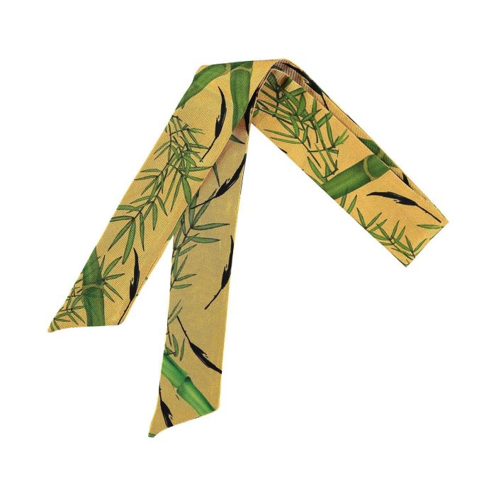 Silk Carlota Bellés Bamboo silk twilly in green and beige tones. Limited edition designer accessory symbolizing resilience and deep growth.