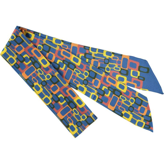 Silk Carlota Bellés Links silk twilly with an elegant blue background and ocher/gray interconnected links. Unique designer scarf made in Spain.