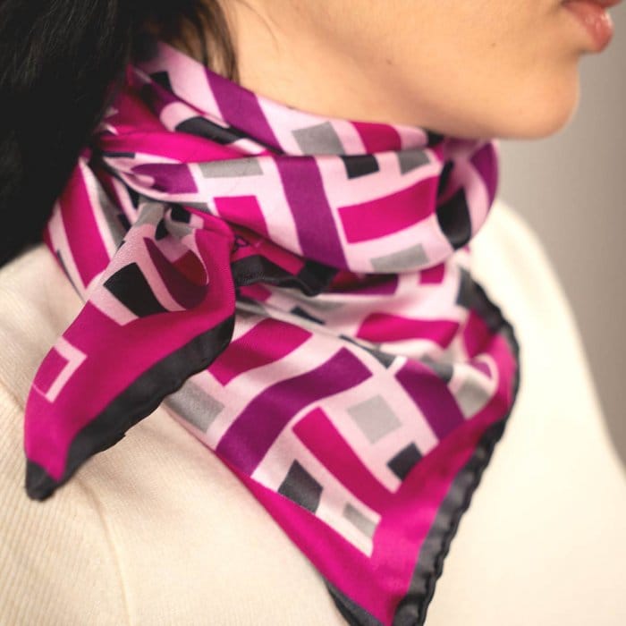 Detalle de la seda y anundado al cuello pañuelo de seda rosa Wild West