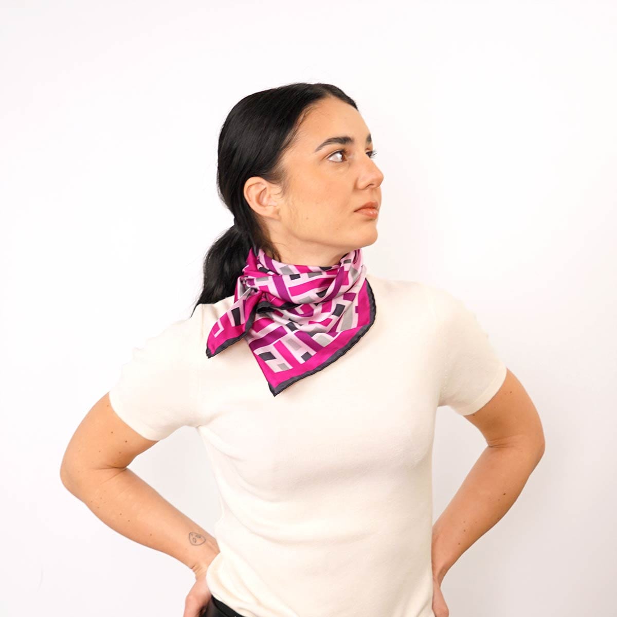 Modelo luciendo pañuelo de seda cuadrado rosa tipo bandana Wild West