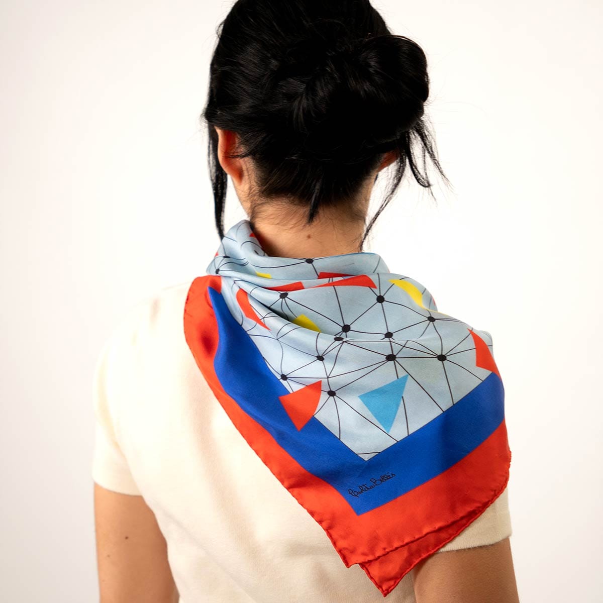 Otro punto de vista del modelo en seda natural de pañuelo cuadrado Flying macwsa