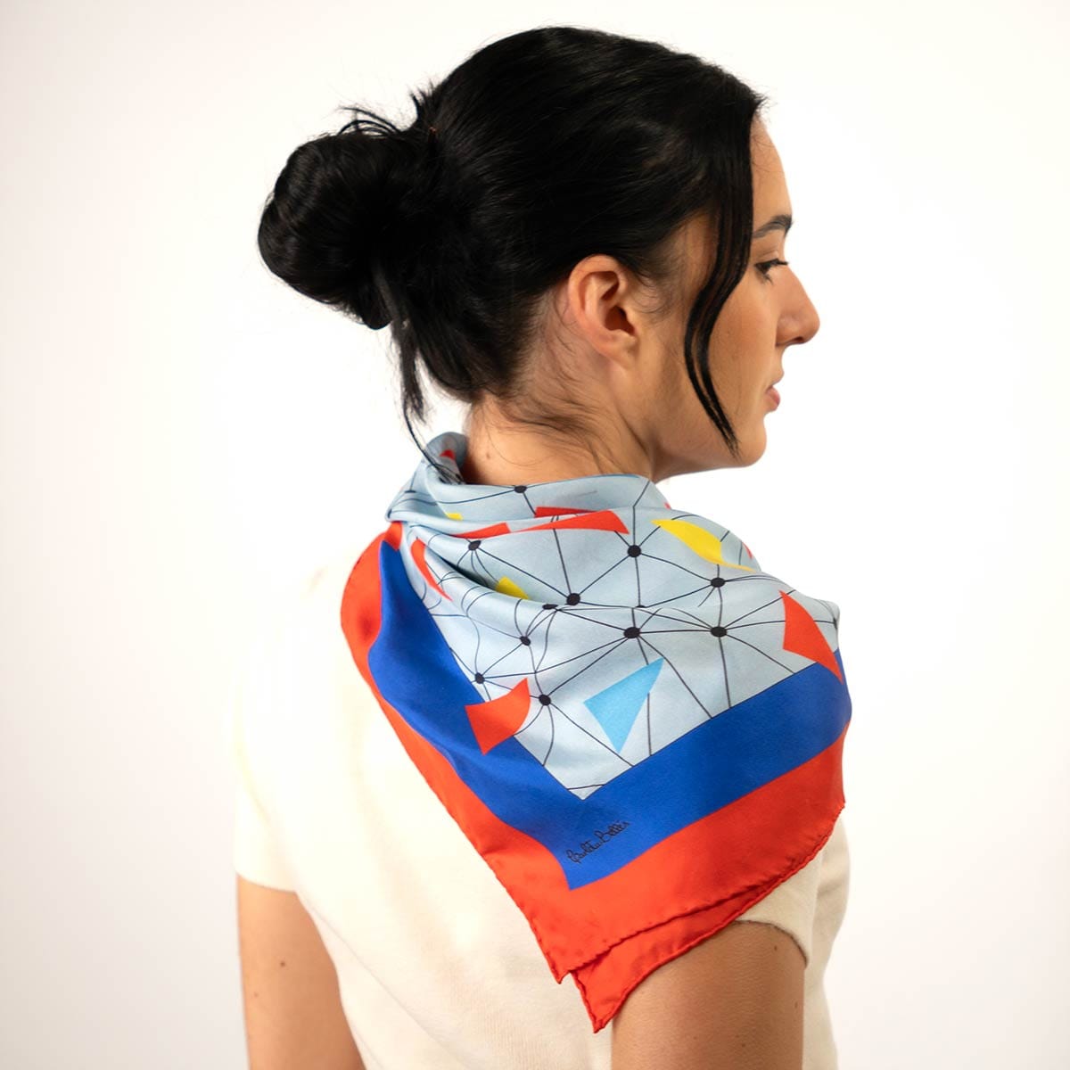 Detalle lateral del pañuelo de seda Flying macaws azul