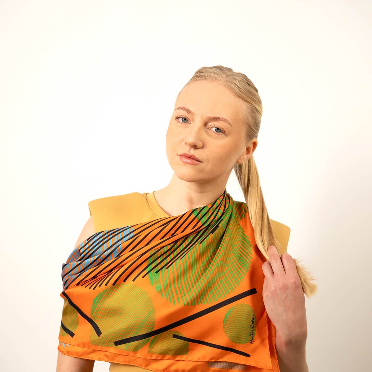 Pañuelo grande cuadrado de seda natural Sphere in the sky en naranja