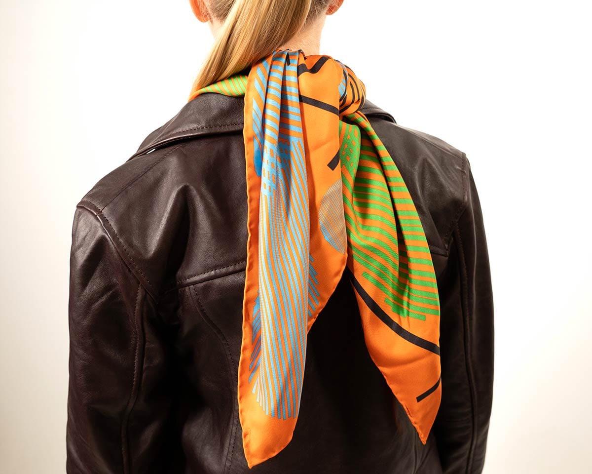 detalles del diseño del pañuelo de twill de seda italiana Sphere in the sky en naranja