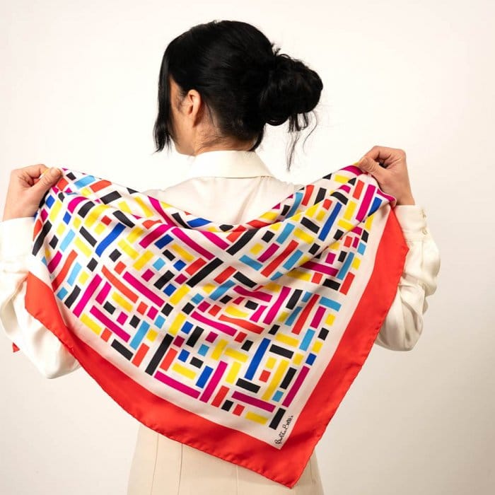 La modelo enseña el pañuelo de seda como una pañoleta elegante y atemporal