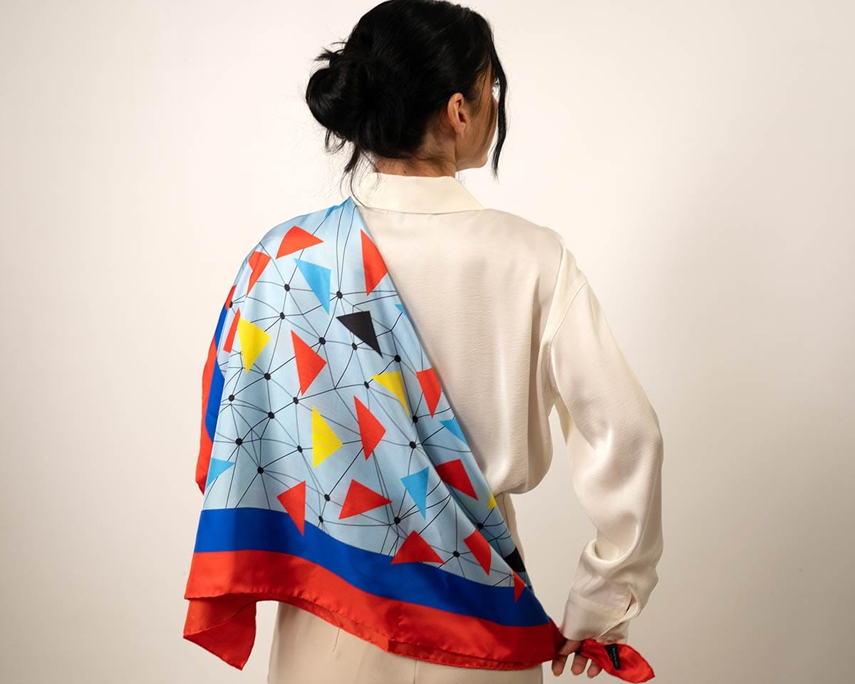 Pañuelo de twill de seda 14 mm Flying macaws en zul