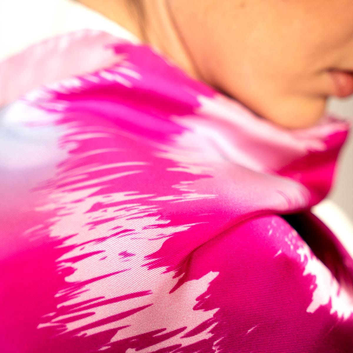 Detalle de solores de seda en fular rosa