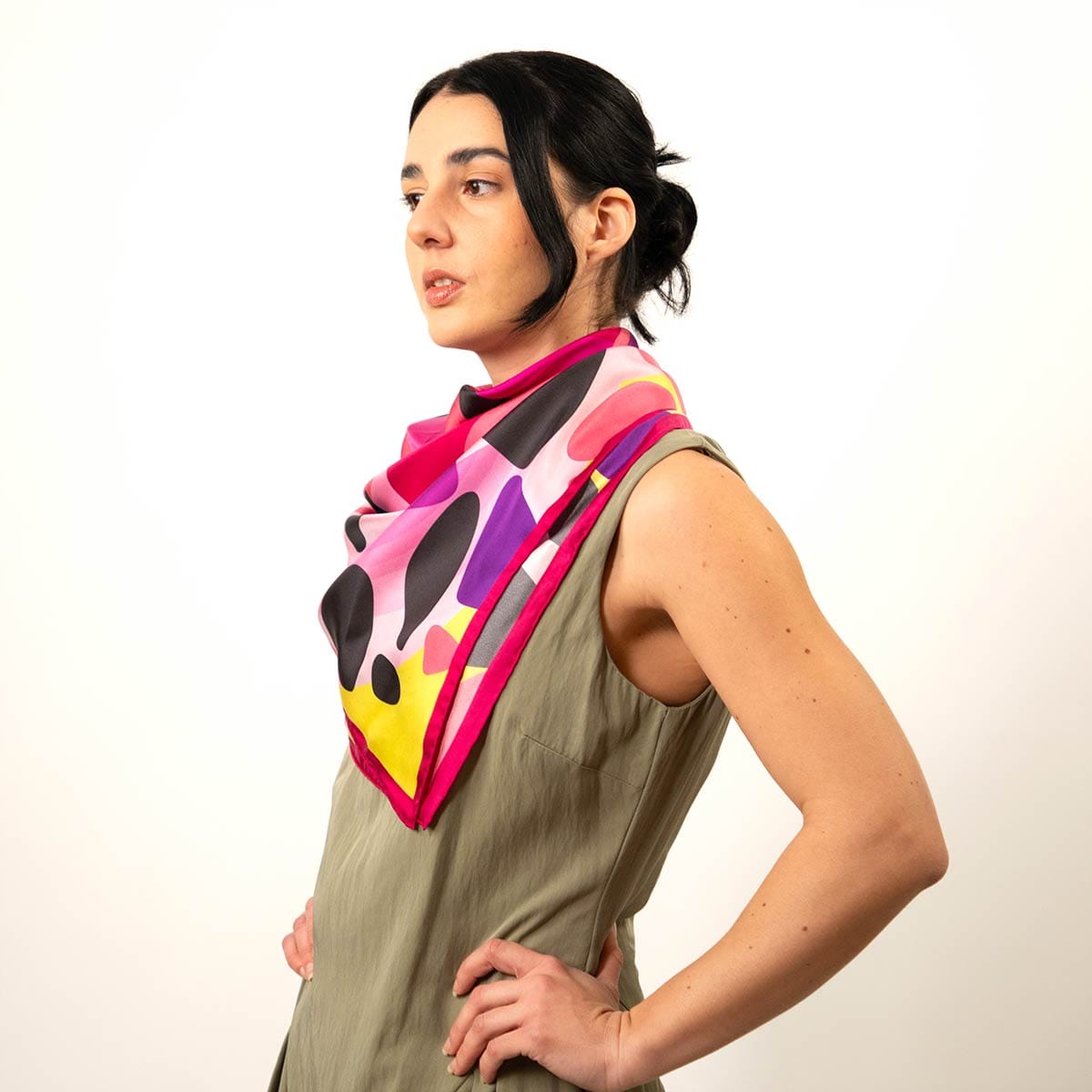 Look moderno con pañuelo cuadrado de seda magnificent clouds en fucsia