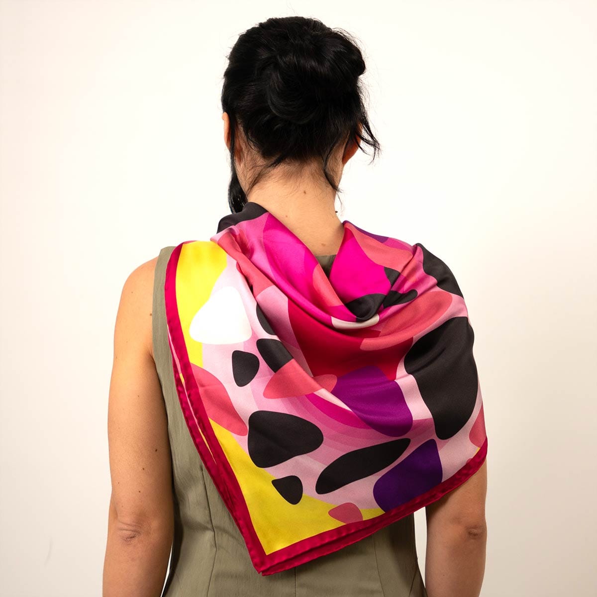 Pañuelo de seda puesto en forma de triangulo magnificent clouds en fucsia