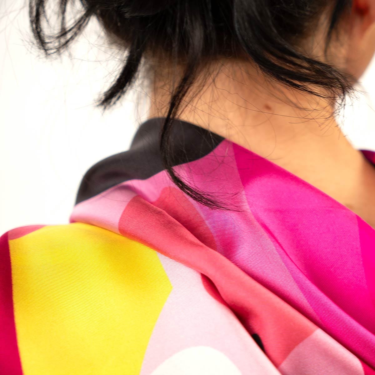 detalle de la alta calidad del tejido de seda magnificent clouds en fucsia