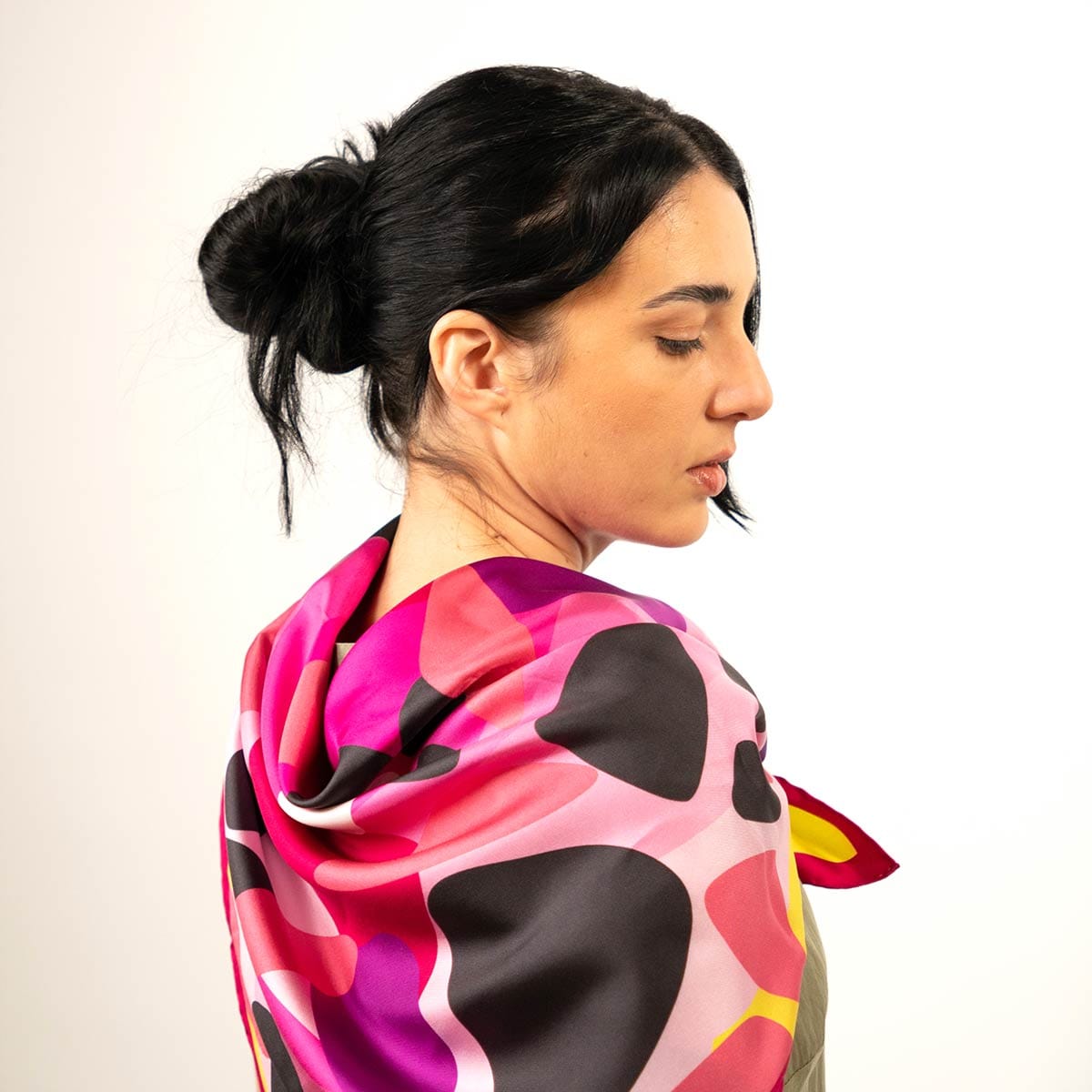 Detalles del pañuelo de seda magnificent clouds en fucsia como chal