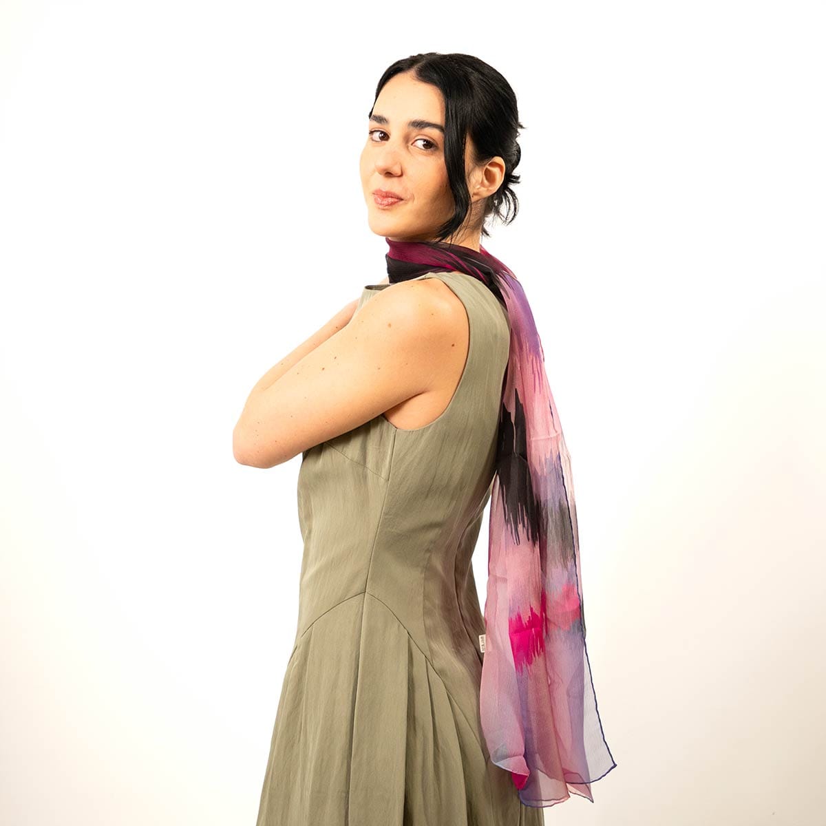 Fular de chifon de seda hecho en españa en tonos rosas y negros suave y ligero