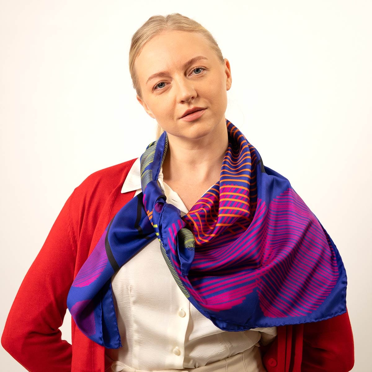 Modelo con Sphere in the sky en azul de twill de seda