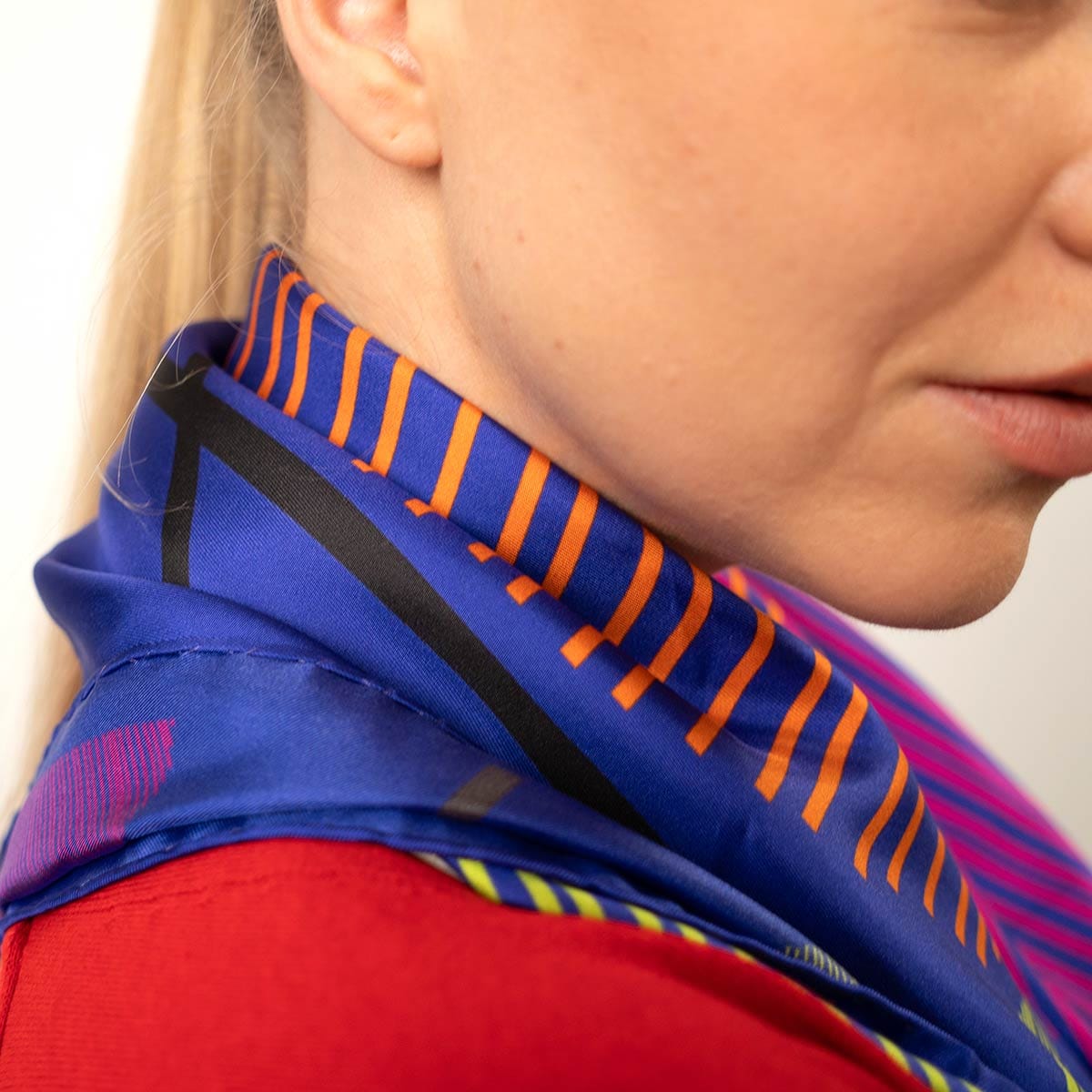 detalle del tejido y colores del pañuelo azul