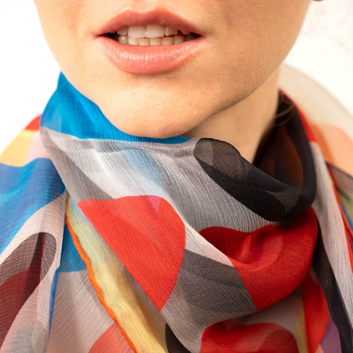 detalles del tejido de chifon de seda en el pañuelo cuadrado magnificent clouds en rojo