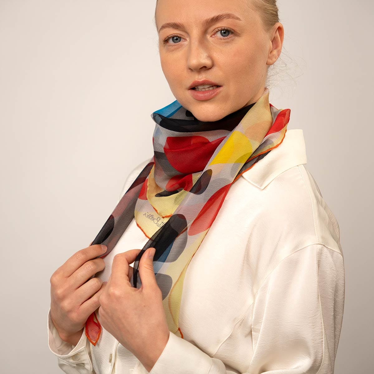 Magnificent clouds pañuelo en chifon de seda delicado y elegante