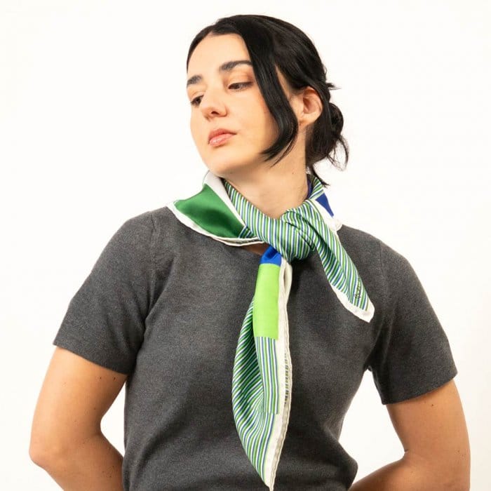 Estilimo donde se muestra el pañuelo de seda farewell en verde anudado al cuello