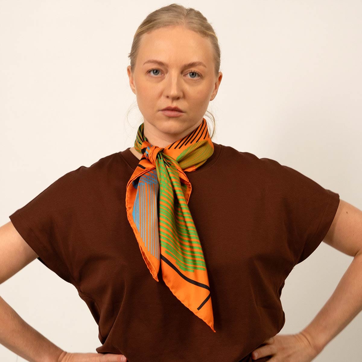 Pañuelo en tonos naranjas en seda natural de altisima calidad