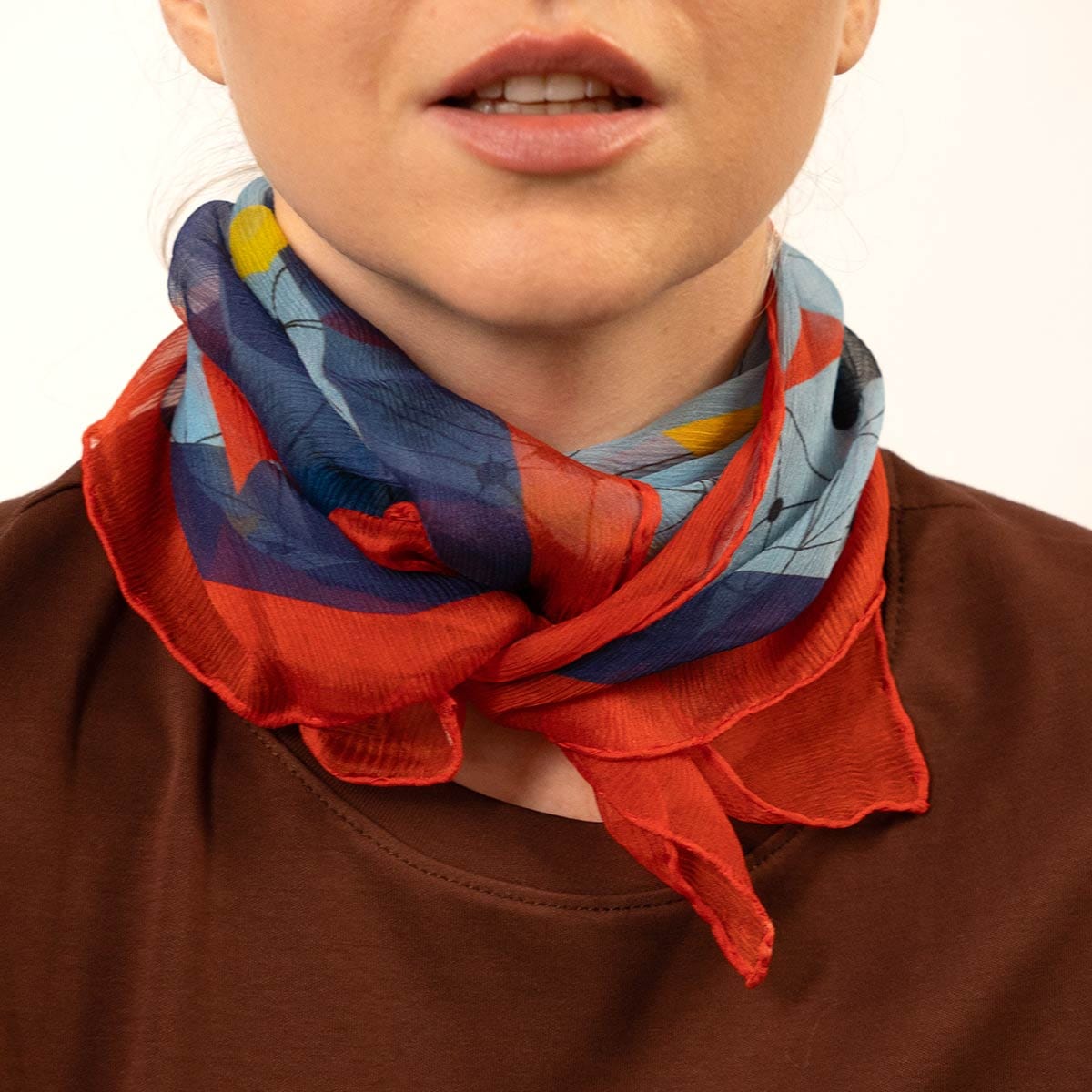 Detalle del pañuelo de chifón de seda Flying macaws en azul