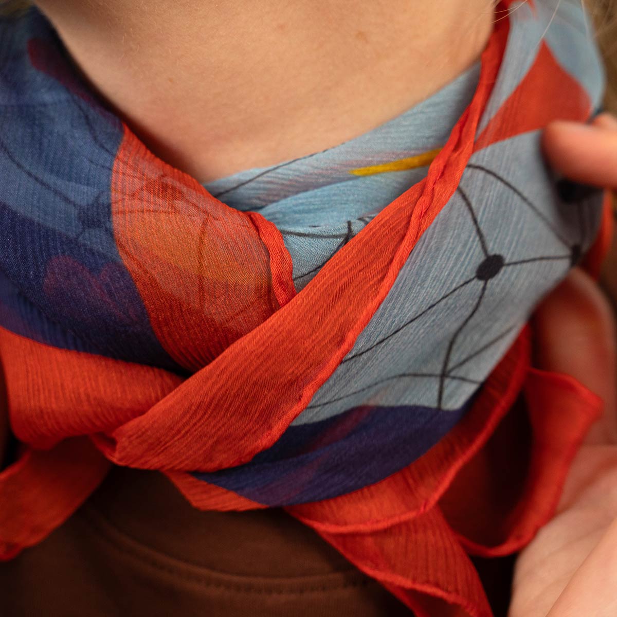 Detalle del tejido de alta calidad de chifón de seda Flying macaws en azul