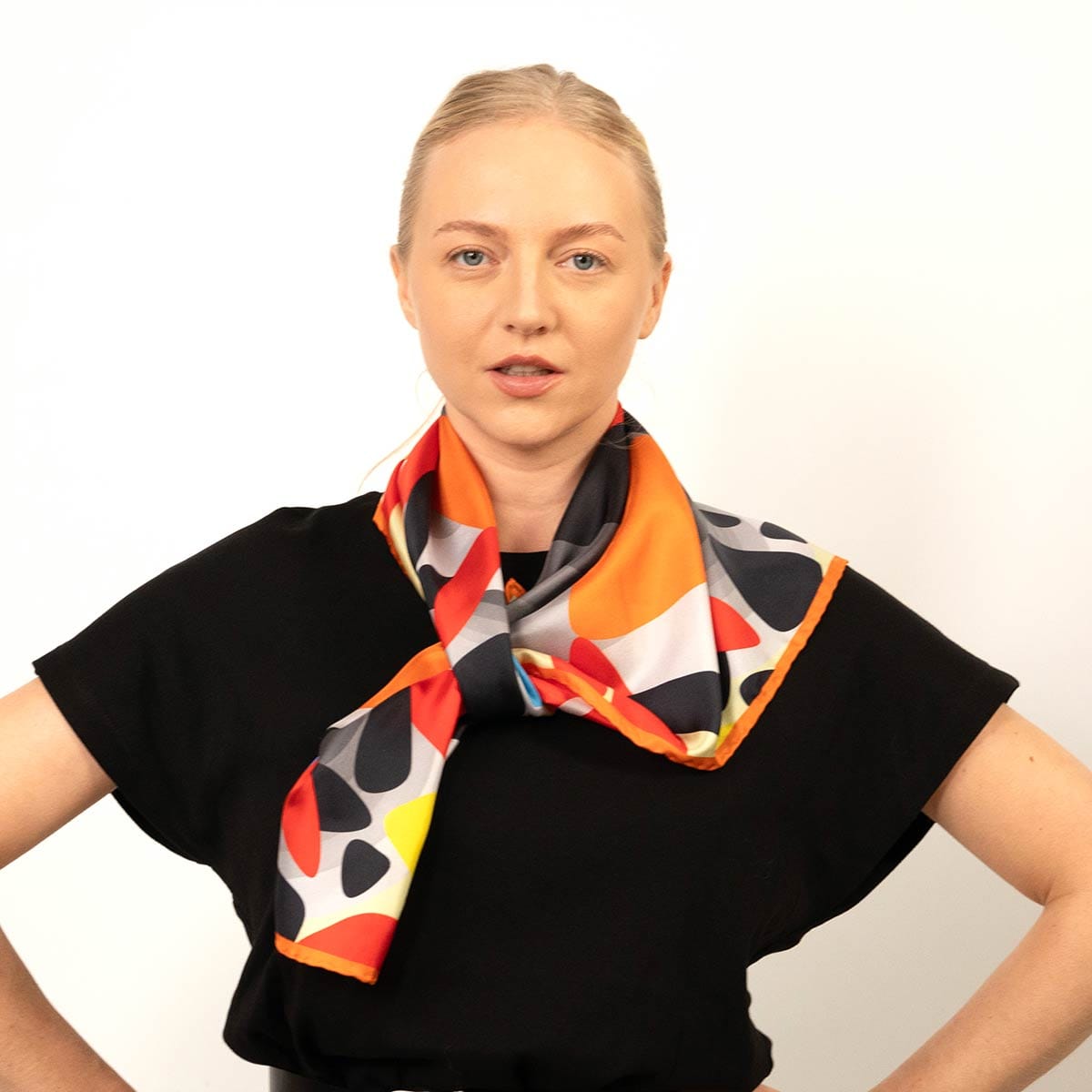 Estilismo moderno del pañuelo de seda magnificent clouds en rojo