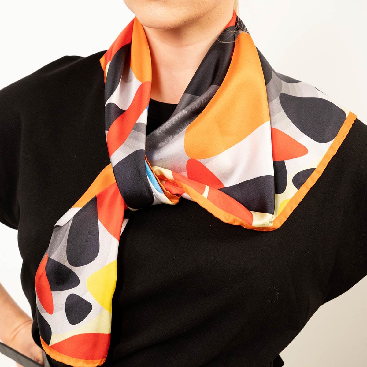 Estilismo elegante y sofisticado del pañuelo de seda Magnificent clouds en rojo