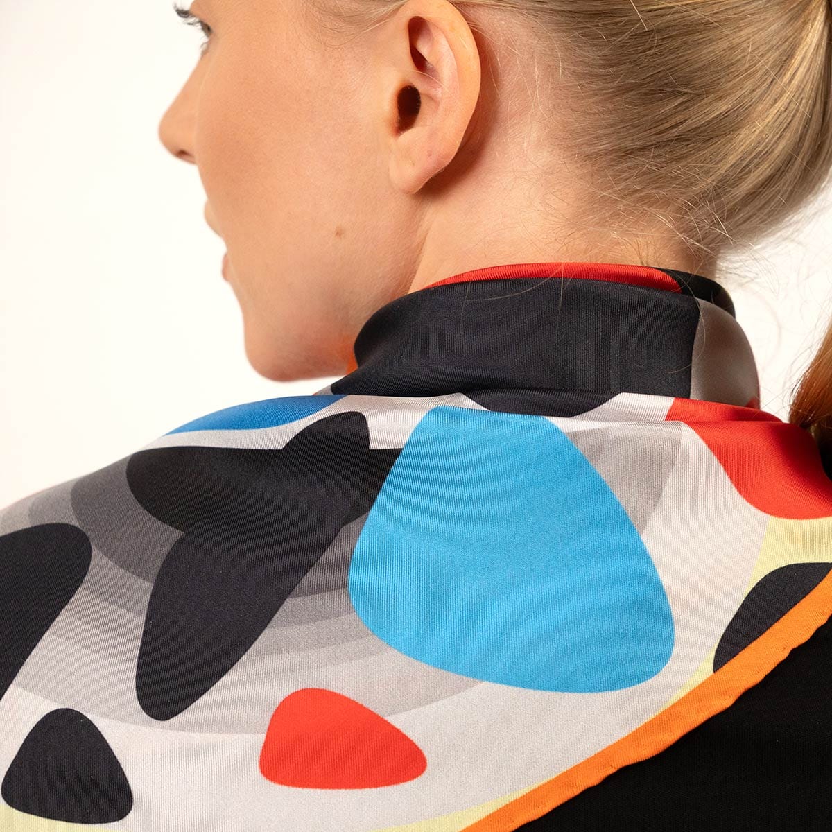 Detalle de la calidad del twill de seda en el pañuelo cuadrado magnificent clouds en rojo