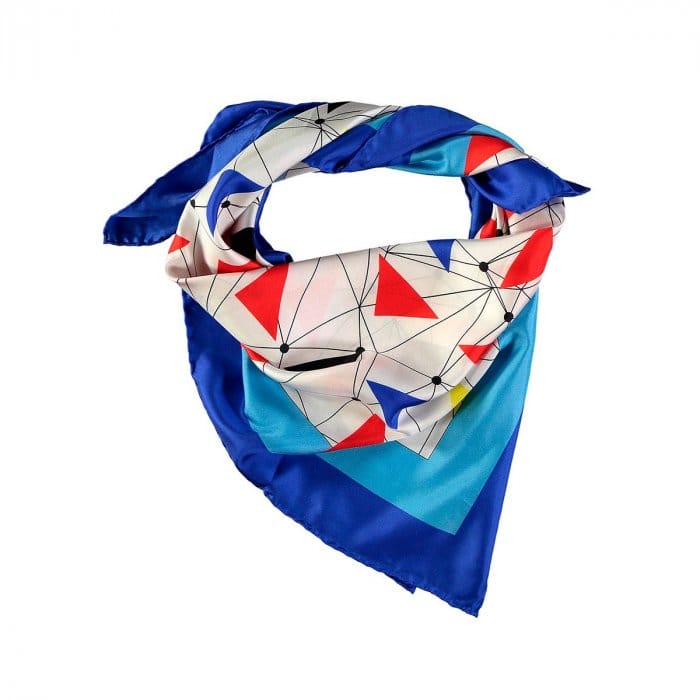 Pañuelo de seda Flying macaws en blanco anudado tipo bandada