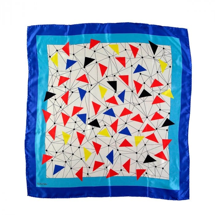 Detalle del diseño del pañuelo de seda Flying macaws en blanco