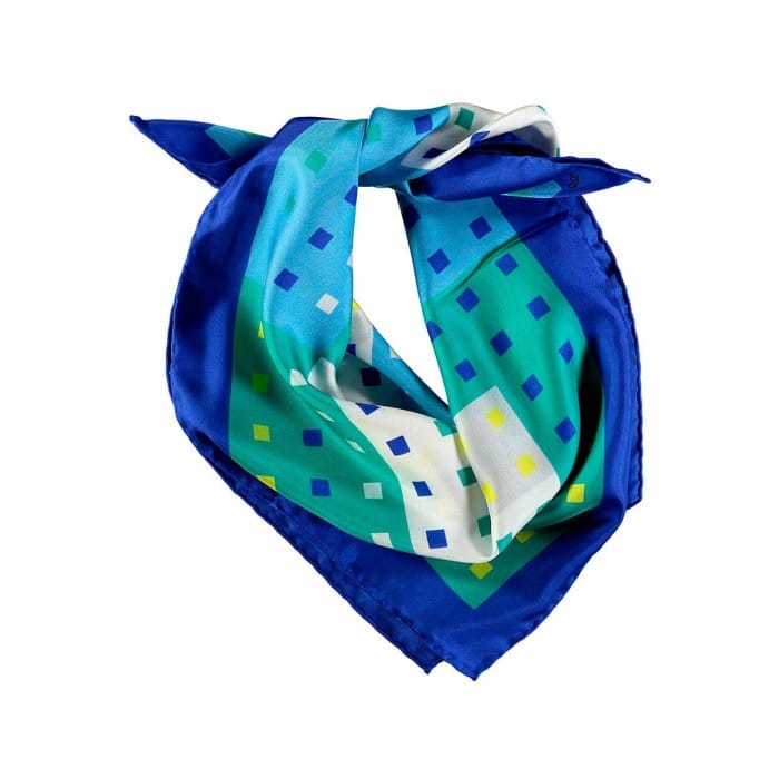 Anudado desenfadado con pañuelo de seda patio de los azulejos en azul