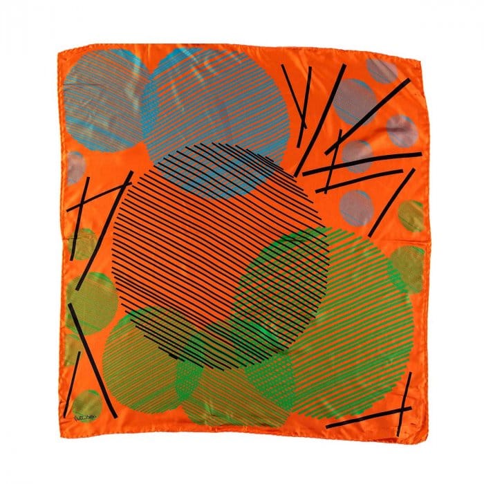 Pañuelo naranja vibrante vocando el arte cinético de Jesus Soto Caracas