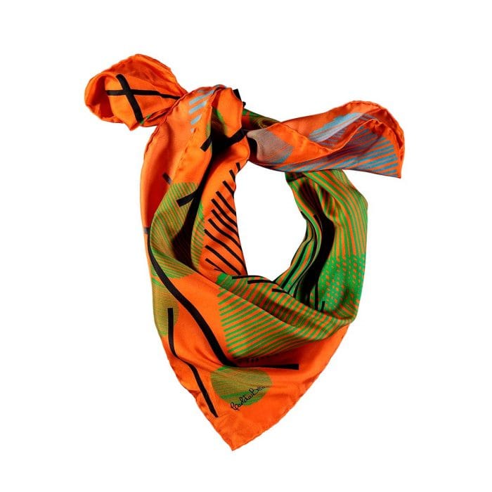 Pañuelo de seda bandana en tonos naranjas anudado