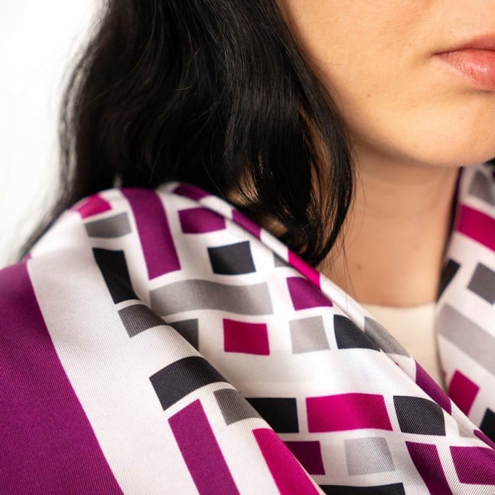 Macrodetalle de la calidad del twill de seda donde se aprecia el tejido de seda