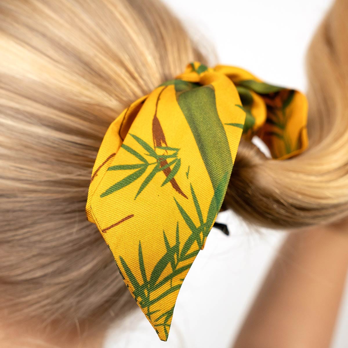 Detalle del diseño y la seda del twilly pequeño bambú