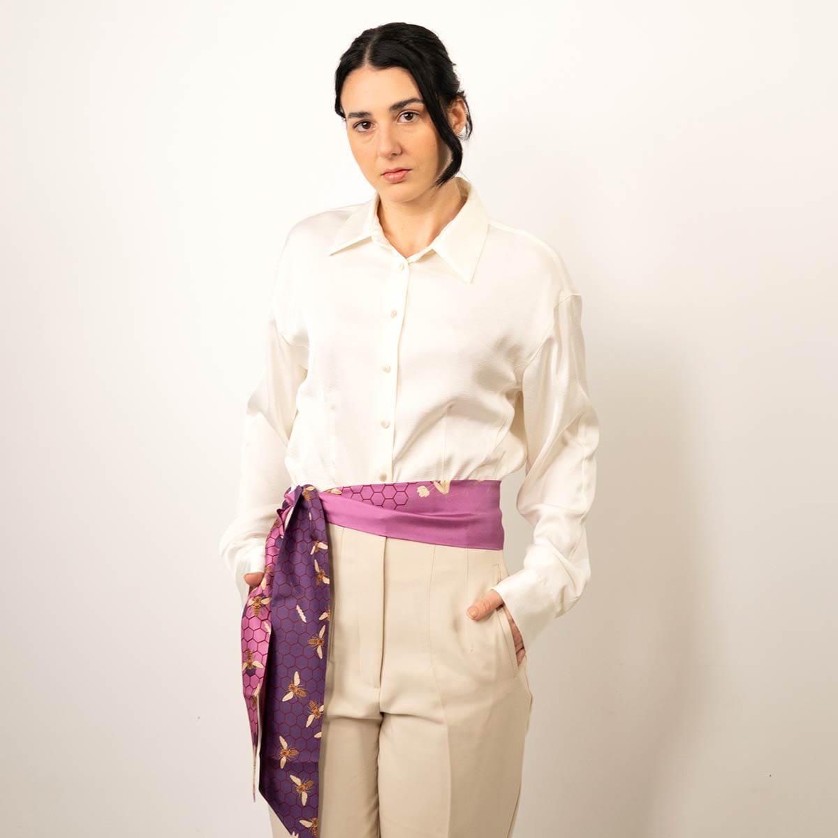 Accesorio de seda Twilly con estampado inspirado en las abejas